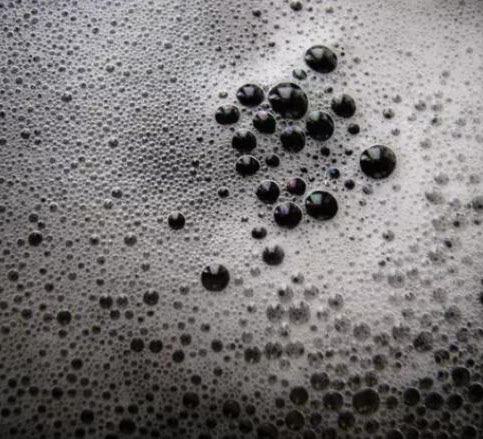 （圖：切削液泡沫）