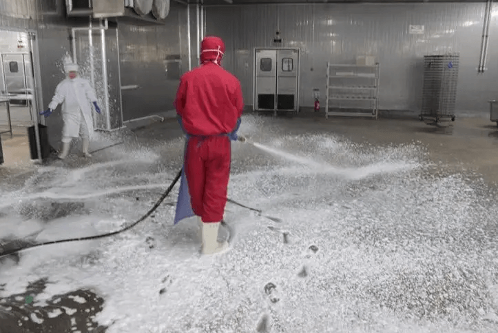 （圖：清洗泡沫現(xiàn)場(chǎng)）