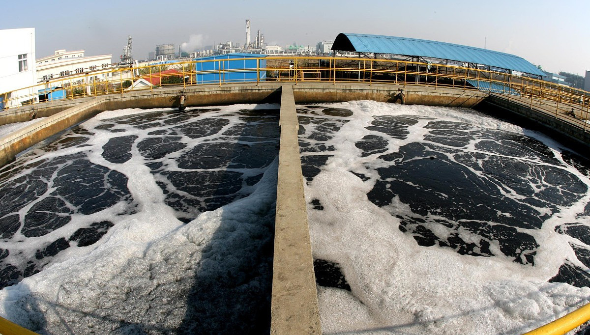 （圖：污水泡沫池處理現(xiàn)場）
