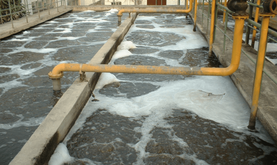 （圖：電鍍廢水污水起泡現(xiàn)場(chǎng)）