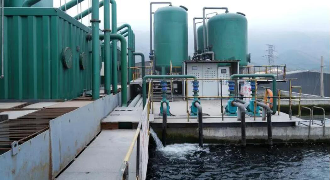 （圖：工業(yè)生產(chǎn)污水處理廠）